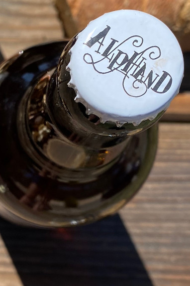 Bouteille de bière artisanale Alphand vue du dessus, capsule de bière Alphand